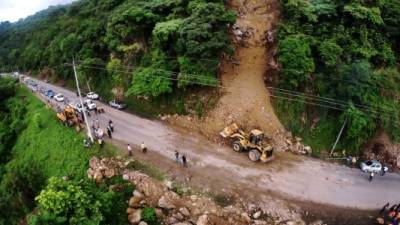 El alud de tierra fue cerca de La Fortaleza, Cofradía. Las rocas cayeron sobre la calzada y fueron quitadas por tractores.