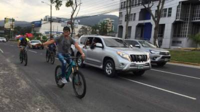 Carlos Vives sorprendió a los sampedranos cuando previo al concierto paseó en bicicleta en el avenida Circunvalación de la capital industrial del país.