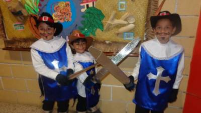 Los chicos de tercer grado disfrazados de “Los tres mosqueteros”.