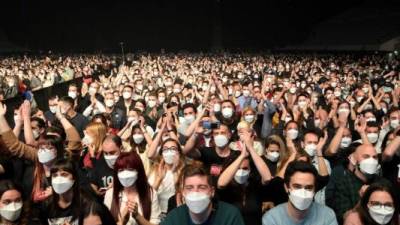 Más de 5,000 personas asistieron a un concierto en Barcelona como parte de un ensayo para eventos masivos compatibles con la pandemia de coronavirus./