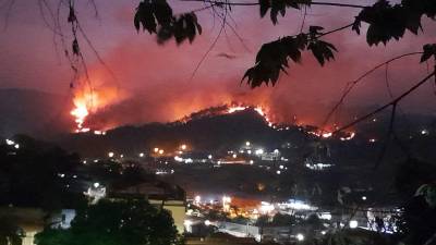 Ciudadanos captaron desde sus hogares las dimensiones del incendio que redujo a cenizas un gran porcentaje de bosque de pino del sitio denominado El Orégano.