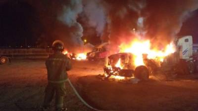 Bomberos trabajaron arduamente para mitigar el fuego.