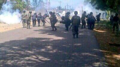 Un contingente de policías y militares desalojaron a los pobladores que mantenían bloqueada la carretera que conduce a a Puerto Castilla, Trujillo. Foto tomada de ‏@LNC_Honduras