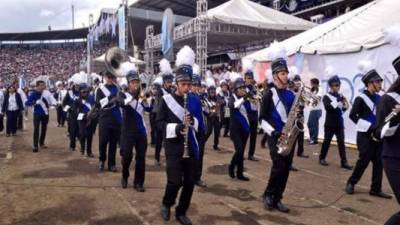 La banda del instituto Moderno fue aplaudida por su excelente presentación en el estadio Nacional.