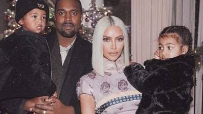Kanye West y Kim Kardashian con sus hijos Saint y North.
