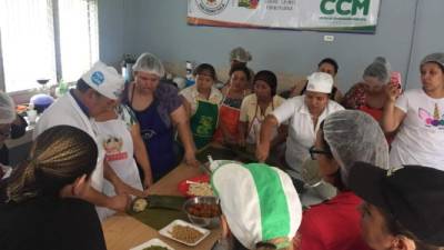 Participantes aprenden la elaboración de tamales.