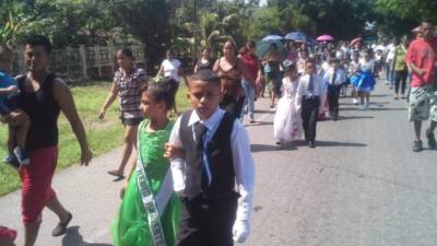 Los escolares de la escuela Pedro Nufio de la comunidad de El Bálsamo desfilaron este viernes.