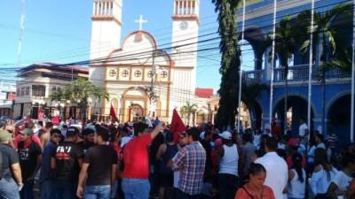 Manifestantes protestan en el centro de La Ceiba, Atlántida.