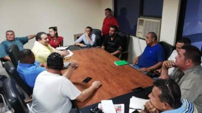 Los taxistas se reunieron ayer en las oficinas de Cotaxihl en barrio Medina.