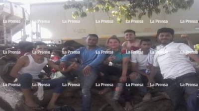 Migración. Ricardo Israel Calderón Urbina (27 años), a la derecha, viajó con seis amigos desde Armenta.