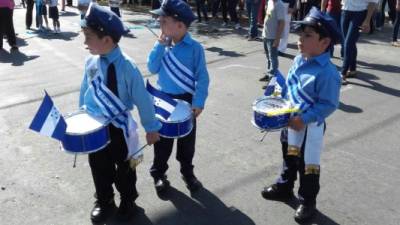 Un total de 21 centros educativos de Educación Prebásica desfilaron este miércoles por la primera calle de San Pedro Sula, zona norte de Honduras, para conmemorar un año más de Independencia.