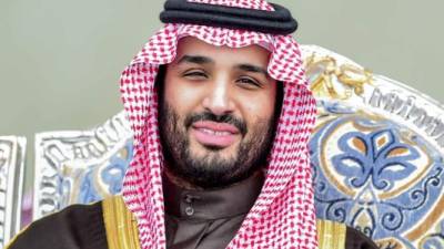 Mohamed bin Salmán ha revolucionado Arabia Saudita con reformas económicas, sociales y religiosas desde que fue nombrado príncipe heredero de esta potencia petrolera ultraconservadora el año pasado. Pero para muchos, su represión a los disidentes raya el autoritarismo. Ahora, ve peligrar su trono tras desatarse una crisis diplomática con EEUU por el asesinato del periodista de The Washington Post, Jamal Khashoggi.