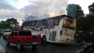 El bus quemado en La Ceiba, Atlántida, al norte de Honduras.