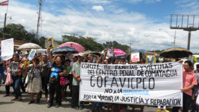 Parientes de las víctimas del penal de Comayagua marcharon para recordarlos.