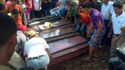 Las seis personas están siendo sepultadas en este momento en el cementerio general de la comunidad.