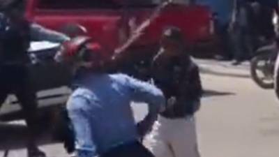 VIDEO: Con machete en mano, hondureño se enfrenta policías