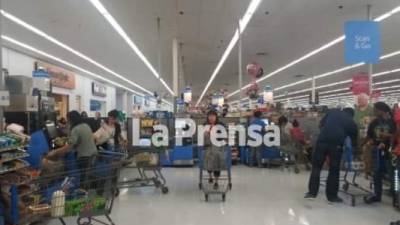 Fotografía tomada por una hondureña de Carolina del Norte que visitó un supermercado en donde algunos de los estantes de alimentos se encontraban vacíos.