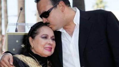 Pepe Aguilar con su madre Flor Silvestre en una foto de archivo.