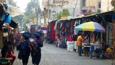 Decenas de transeúntes recorren la calle principalde Panajachel, una de las ciudades más visitadas en 2015.