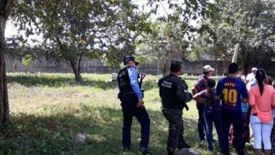 Las autoridades se presentaron al lugar donde se hizo el macabro hallazgo para efectuar el reconocimiento de ley.