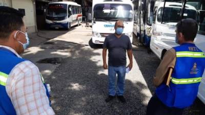 En los buses eliminaron un asiento para respetar el distanciamiento, también andarán gel de manos para los pasajeros y no podrán abordar personas si no andaban sus mascarillas. Fotos: cortesía.