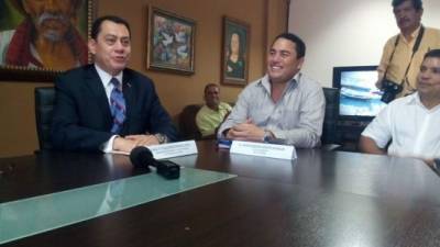 El embajador de Perú, Guillermo Gonzales Arica, junto a alcalde de Tela, Mario Fuentes