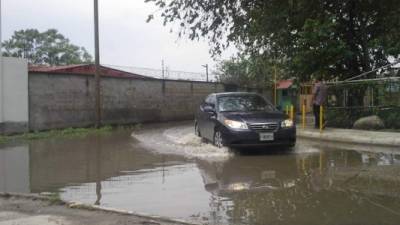 Una inmensa “laguna” se forma en la 28 calle, 15 avenida de la comunidad cada vez que llueve por la falta de una red de aguas lluvias.