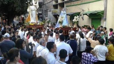 Una multitud de católicos acudió a las carreritas de San Juan en el casco histórico de Tegucigalpa, donde inició alrededor de las 6:00 am.