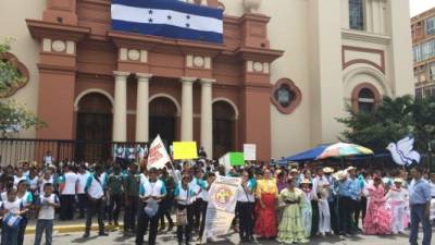 Participantes de la marcha por la paz en San Pedro Sula realizaron al final plantón en la catedral demandando un alto a la violencia.