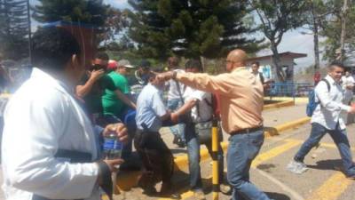 Las autoridades se enfrentaron contra los estudiantes al momento de desalojarlos.