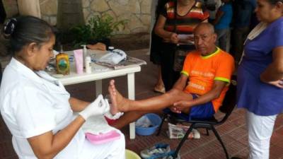 En la clínica les enseñan a pacientes a cuidar sus pies.