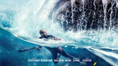 Jason Statham se enfrenta a un temible y gigante tiburón en esta cinta de acción y suspenso