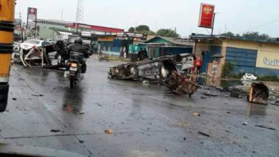 En San Pedro Sula, las carrocerías de vehículos abandonados fueron usadas para obstaculizar algunas calles.