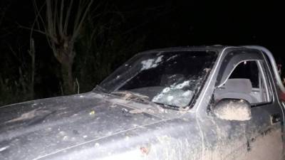 El carro en el que se conducían las víctimas presenta múltiples impactos de bala.