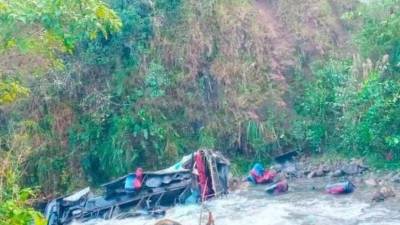 Al menos 23 muertos y más de 15 heridos deja el accidente de un autobús que cayó a un abismo en un remoto camino rural del norte de <b>Perú</b>, informaron este lunes autoridades locales.