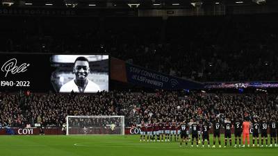 Minuto de silencio para honrar a la leyenda del fútbol brasileño Pelé en el partido entre West Ham United y Brentford en el London Stadium.