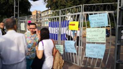 Estudiantes de Ciencias de la Salud se timan su facultad exigiendo al Gobierno que cumpla. Fotos tomadas de Hoy Mismo al Día.