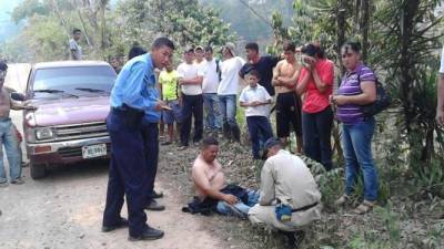 Bomberos asistieron a la persona herida.