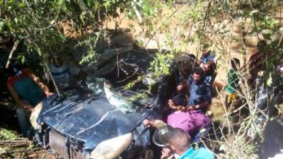 El vehículo fue sacado con la ayuda de Bomberos y otros colaboradores.