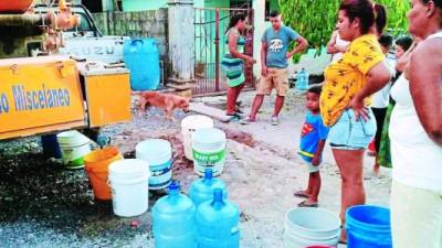 Pobladores de La Ceiba tienen que comprar el agua, otros son beneficiados con las cisternas del Sanaa y Bomberos.