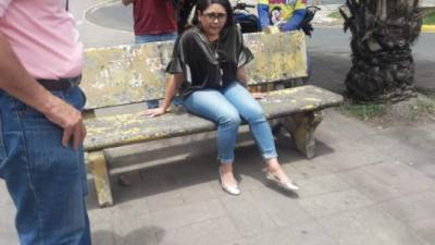 La jovencita Rosy Molina logró tirarse del taxi y fue auxiliada por personas en el bulevar Suyapa.