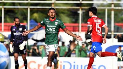 Alexy Vega celebrando su gol de penal contra el Olimpia.