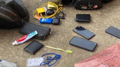 Teléfonos celulares, mochilas y billeteras que los asaltantes tenían en su poder.