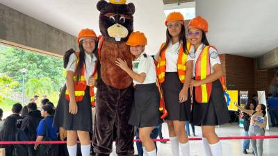 Alumnos de varios colegios de San Pedro Sula visitaron este jueves las instalaciones de la Universidad Nacional Autónoma de Honduras en el Valle de Sula en el marco del desarrollo de la Feria Vocacional de Estudio.