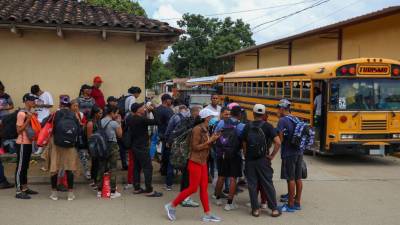 Los migrantes que ingresan por la frontera de Trojes y Nicaragua esperan seguir con su ruta hacia Guatemala, pero algunos se quedan varados y otros son estafados con las tarifas de transporte impuestas por empresas y grupos particulares.
