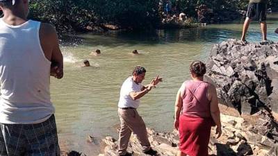 Lugareños se sumaron a la búsqueda hasta que lograron recuperar los cuerpos.