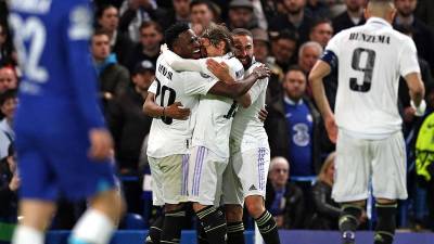 Rodrygo celebrando con sus compañeros uno de sus goles contra el Chelsea en Stamford Bridge.