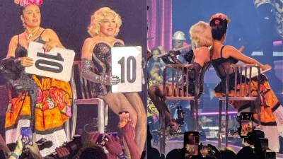Momento en el que Salma Hayek subió al escenario junto a Madonna.