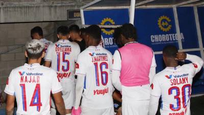 Jugadores del Olimpia en el momento que se marchaban del estadio tras conocer que el partido finalizó 1-0 a favor de la UPN.