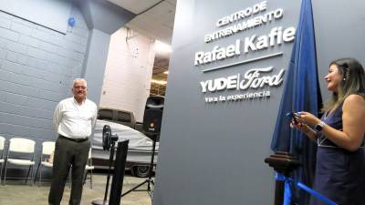 El Presidente del Consejo Directivo de la empresa, Rafael Kafie, fue sorprendido al develar el nombre del nuevo centro de entrenamiento y salas de juntas, pues lleva su nombre.